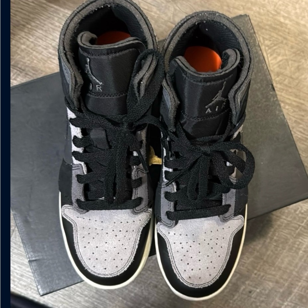 Air Jordan 1 Mid SE Craft